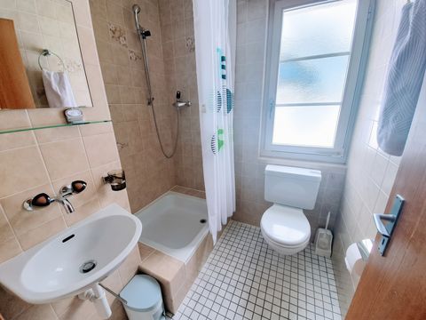 Zweites Badezimmer mit Dusche und WC