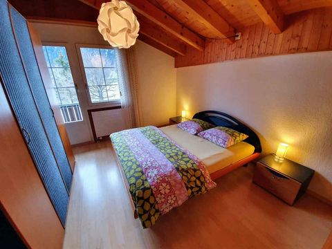 Schlafzimmer mit Doppelbett und Balkontür