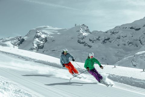 Zwei Skifahrer auf einer Piste in Engelberg