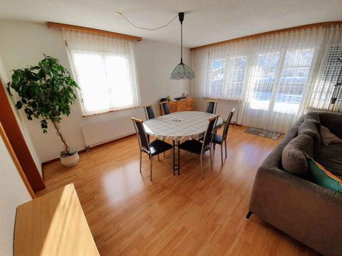 Heller Essbereich mit Tisch für 6 Personen und Zugang zur Terrasse