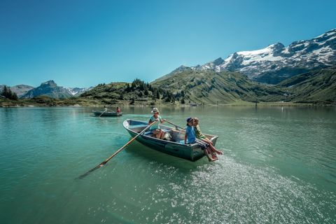 Ruderboot auf dem Trübsee unterhalb des Titlis