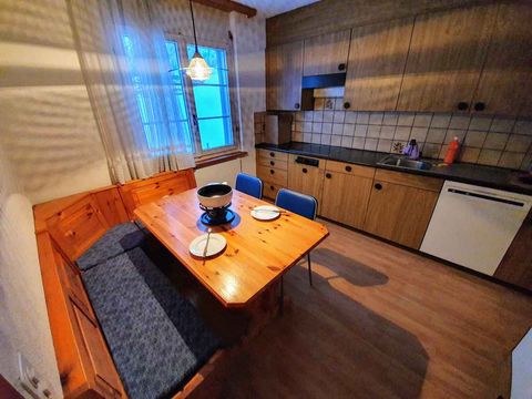 Küche mit Eckbank, Geschirrspüler und Fondue-Caquelon