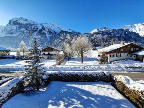 Winteraussicht vom Balkon auf die verschneiten Berge von Engelberg