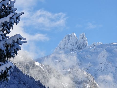 Verschneiter Klein Spannort bei Engelberg unter blauem Himmel