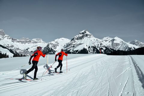 Zwei Langläufer auf der Loipe in Engelberg