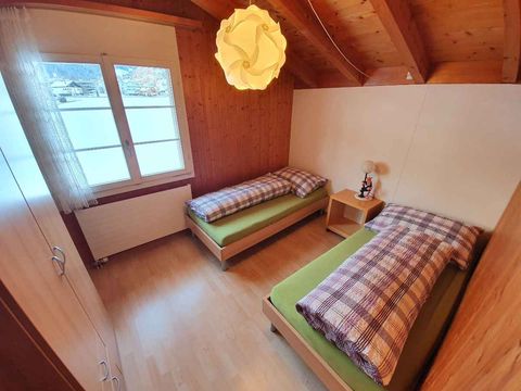 Schlafzimmer mit zwei Einzelbetten und Holzdecke