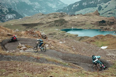 Mountainbiker auf einem Trail oberhalb eines Bergsees