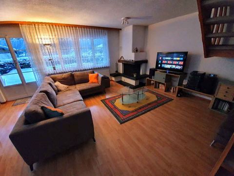 Wohnzimmer mit Cheminée, Ecksofa und TV im Ferienhaus Casa Milu